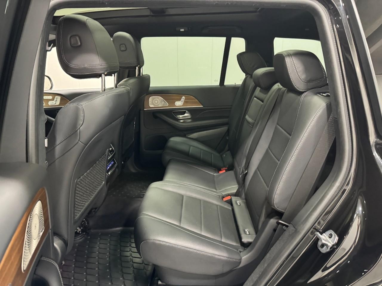 Mercedes-Benz GLS Vehicle Full-screen Gallery Image 9