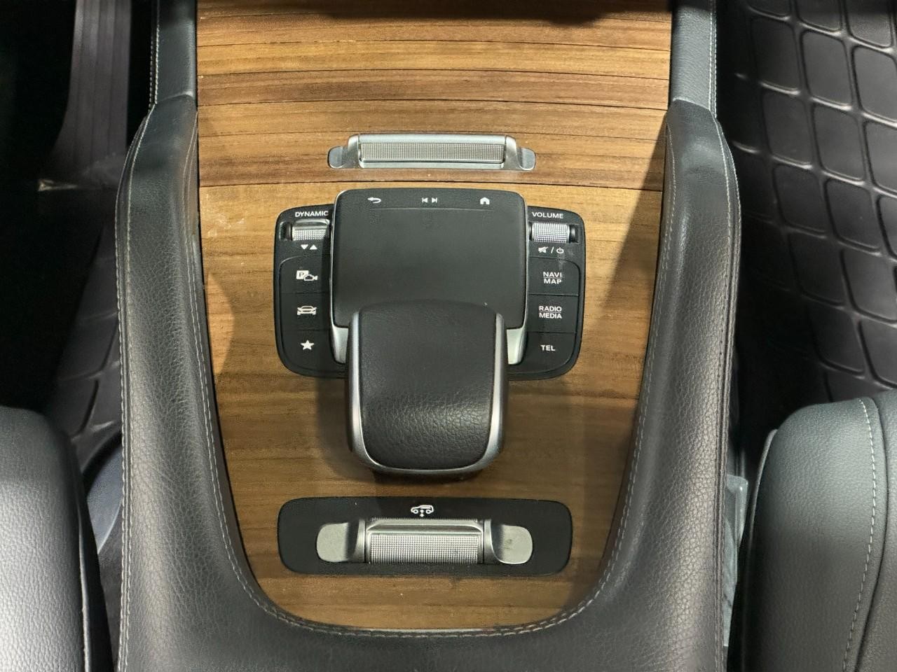 Mercedes-Benz GLS Vehicle Full-screen Gallery Image 19