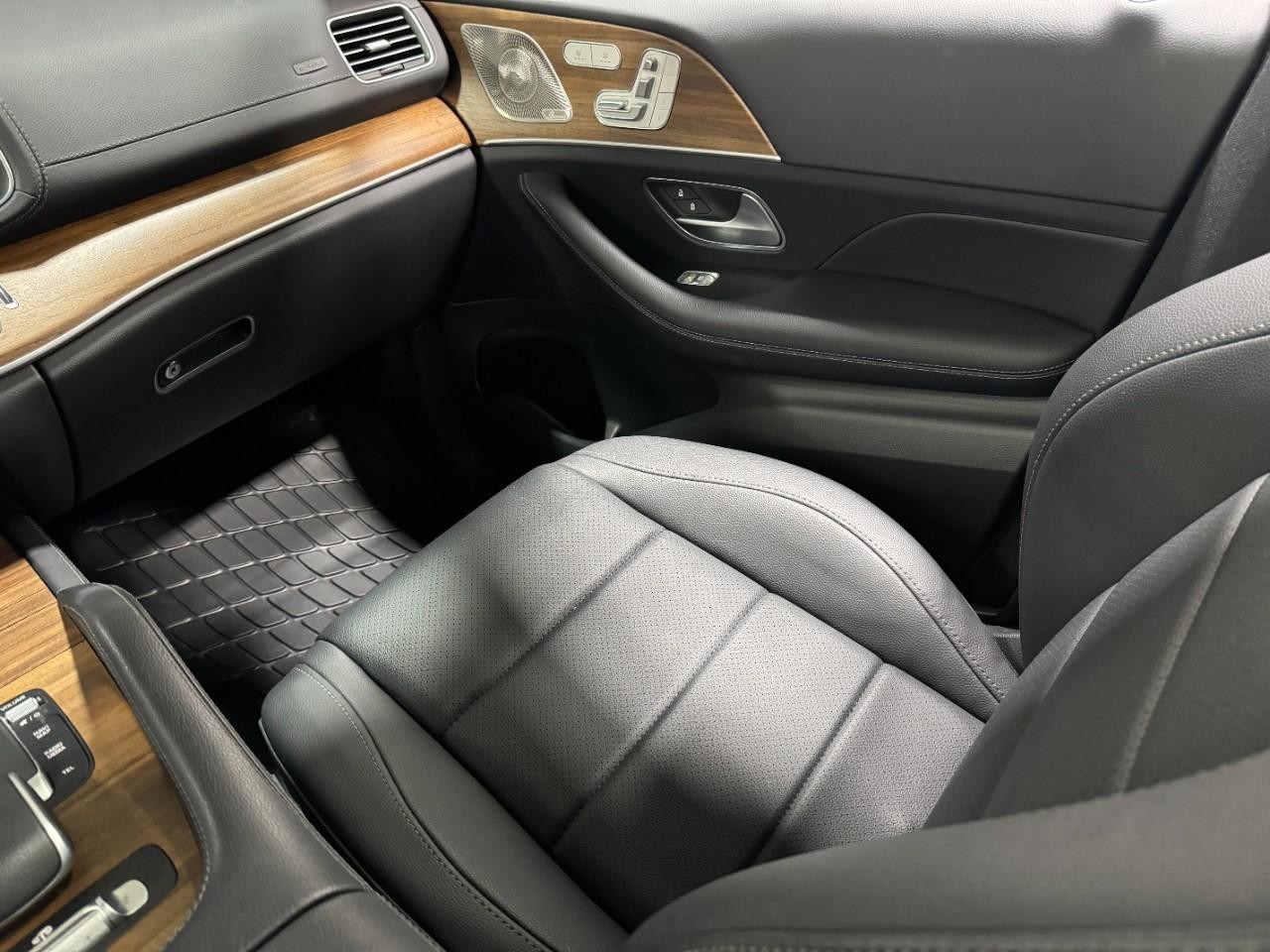 Mercedes-Benz GLS Vehicle Full-screen Gallery Image 20