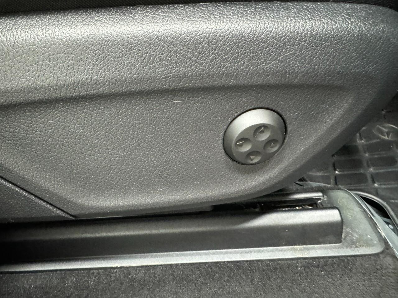 Mercedes-Benz GLS Vehicle Full-screen Gallery Image 23