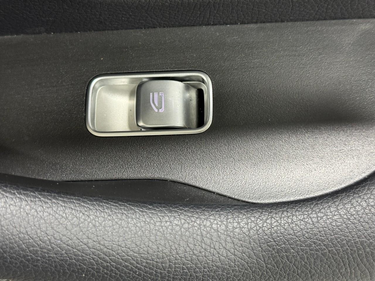 Mercedes-Benz GLS Vehicle Full-screen Gallery Image 26