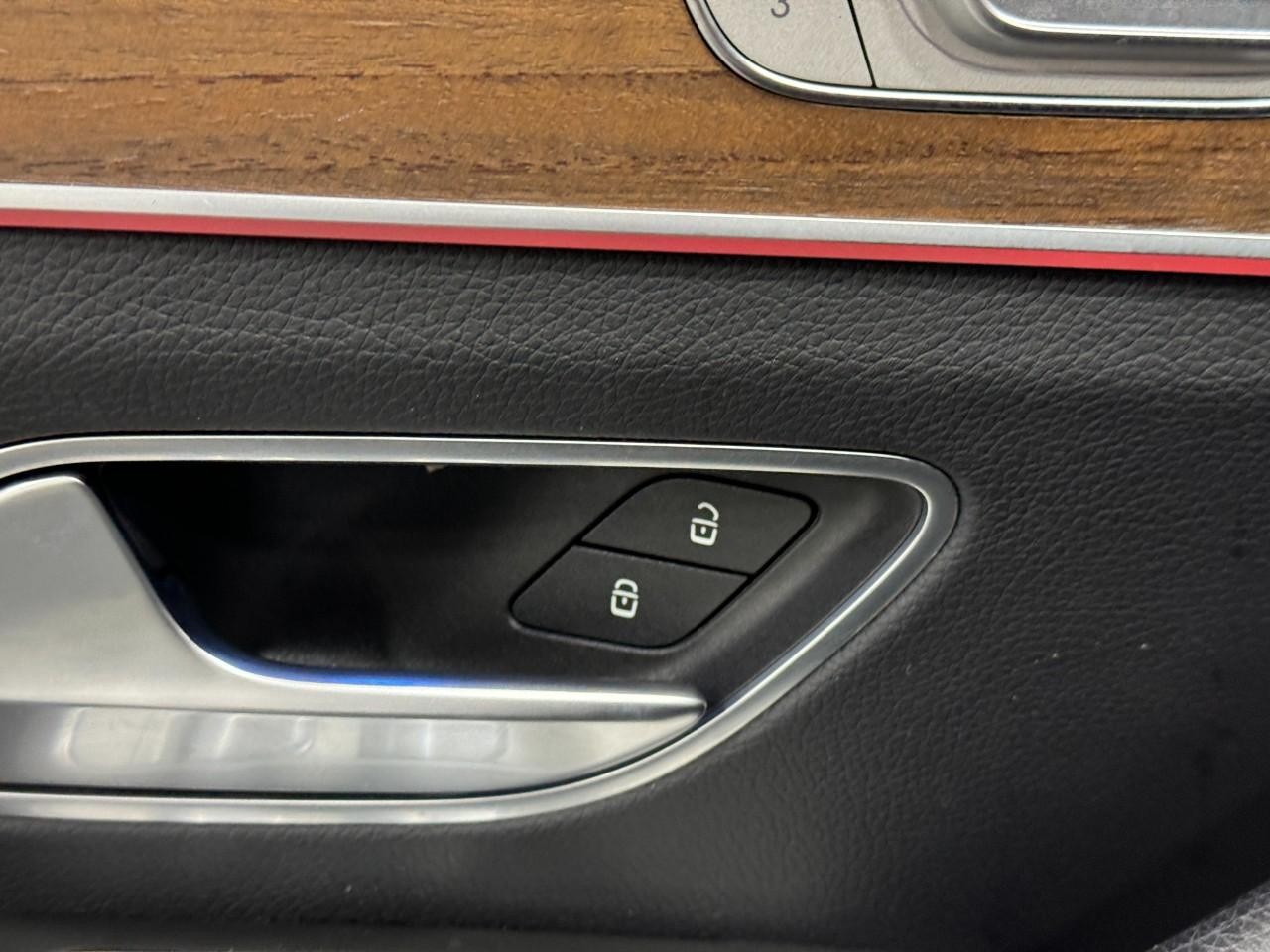 Mercedes-Benz GLS Vehicle Full-screen Gallery Image 29