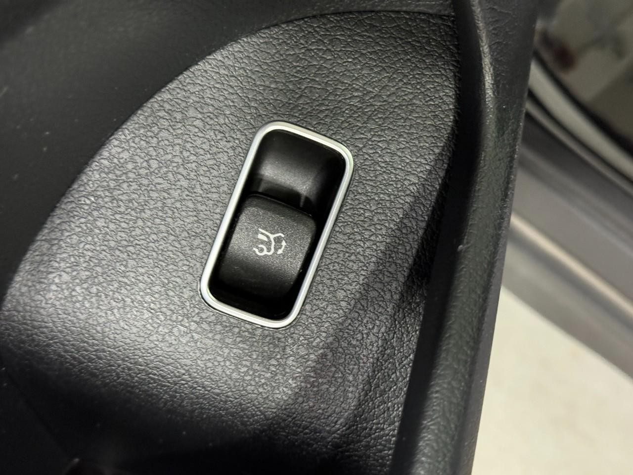 Mercedes-Benz GLS Vehicle Full-screen Gallery Image 31