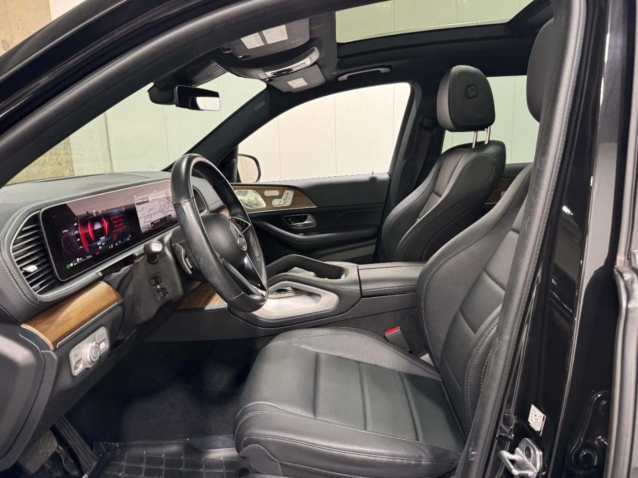 Mercedes-Benz GLS Vehicle Full-screen Gallery Image 32