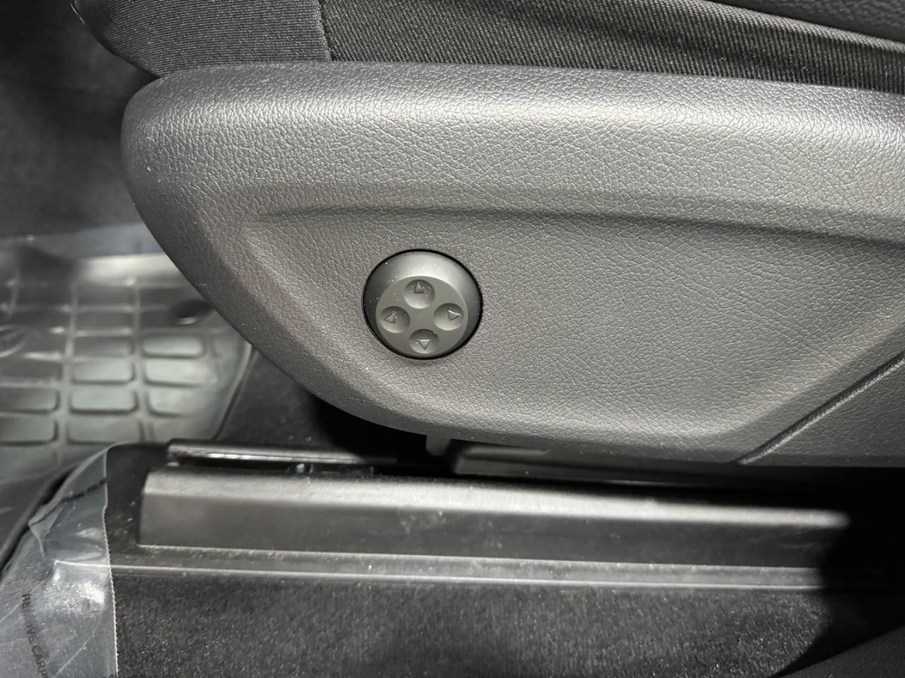 Mercedes-Benz GLS Vehicle Full-screen Gallery Image 34