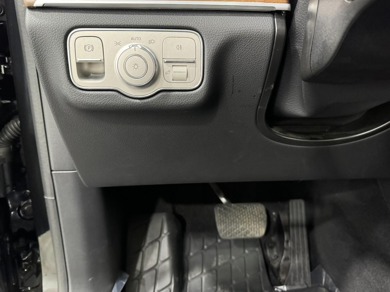 Mercedes-Benz GLS Vehicle Full-screen Gallery Image 35