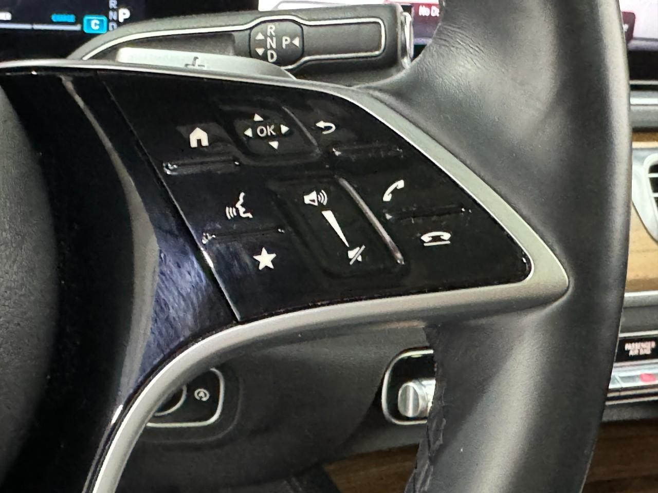 Mercedes-Benz GLS Vehicle Full-screen Gallery Image 37