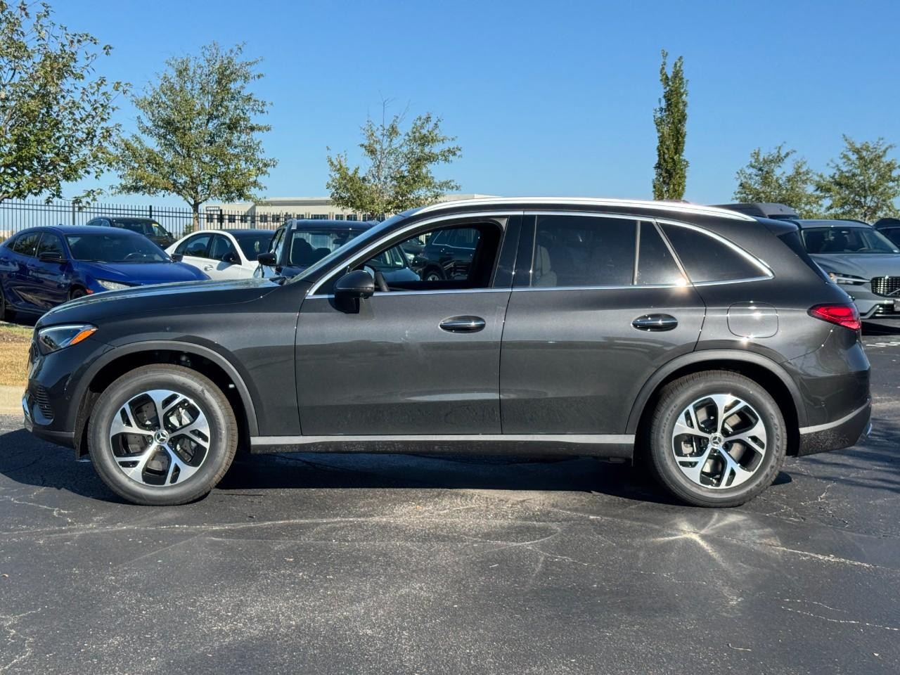 Mercedes-Benz GLC Vehicle Full-screen Gallery Image 2