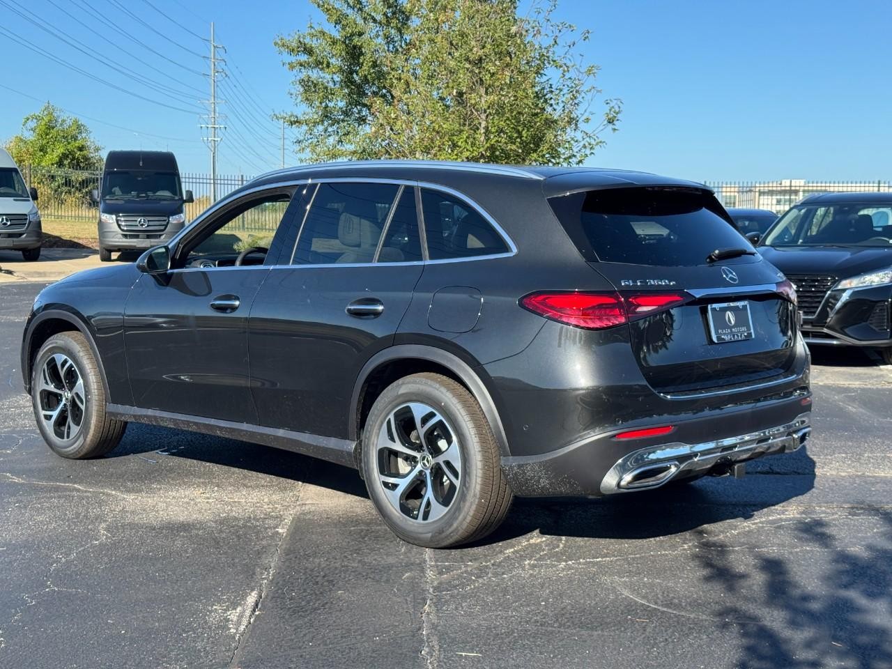 Mercedes-Benz GLC Vehicle Full-screen Gallery Image 3
