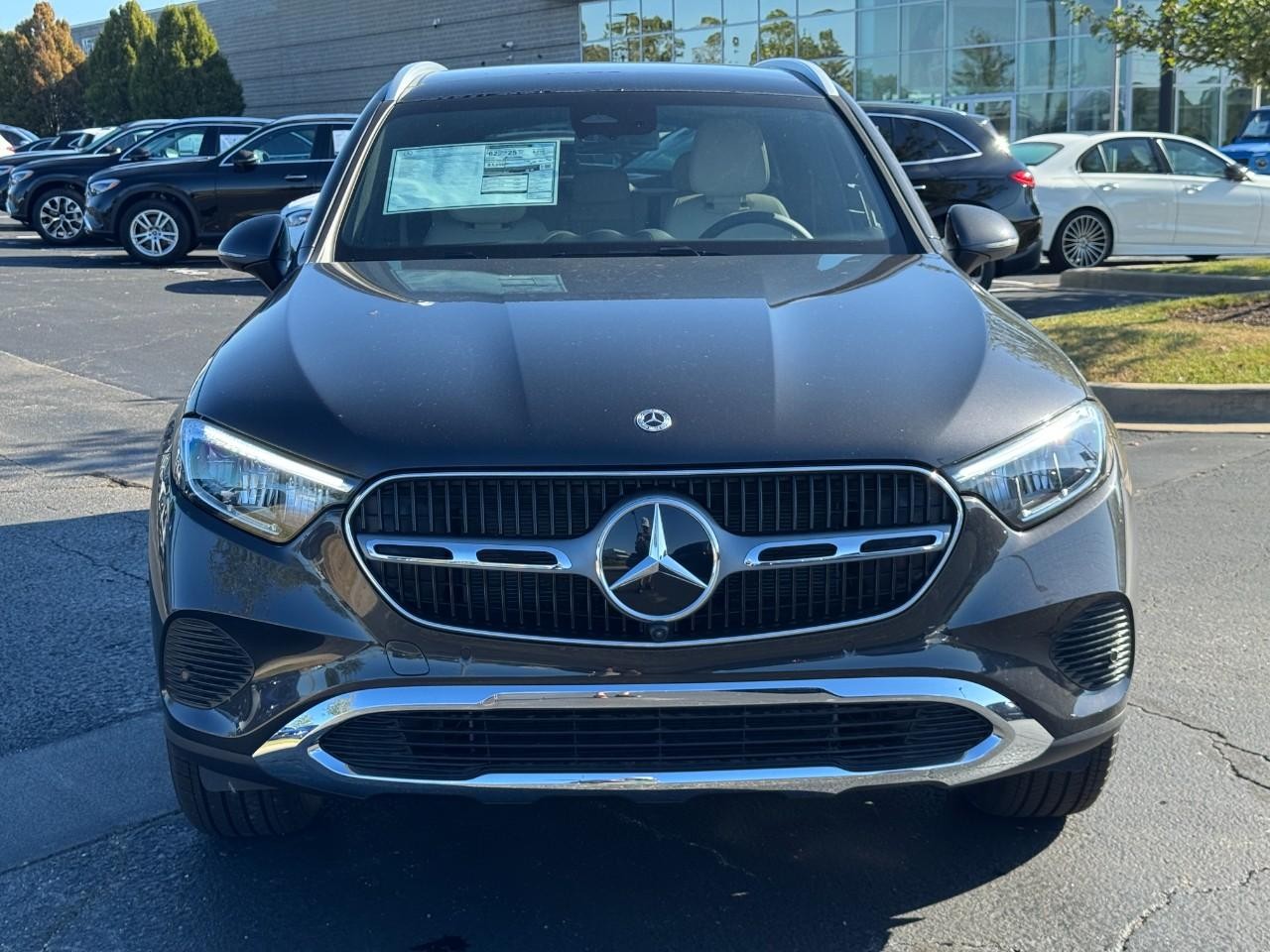 Mercedes-Benz GLC Vehicle Full-screen Gallery Image 8