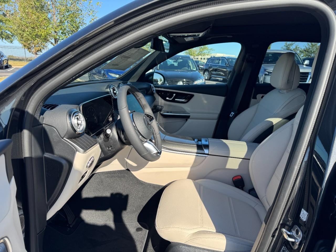 Mercedes-Benz GLC Vehicle Full-screen Gallery Image 9