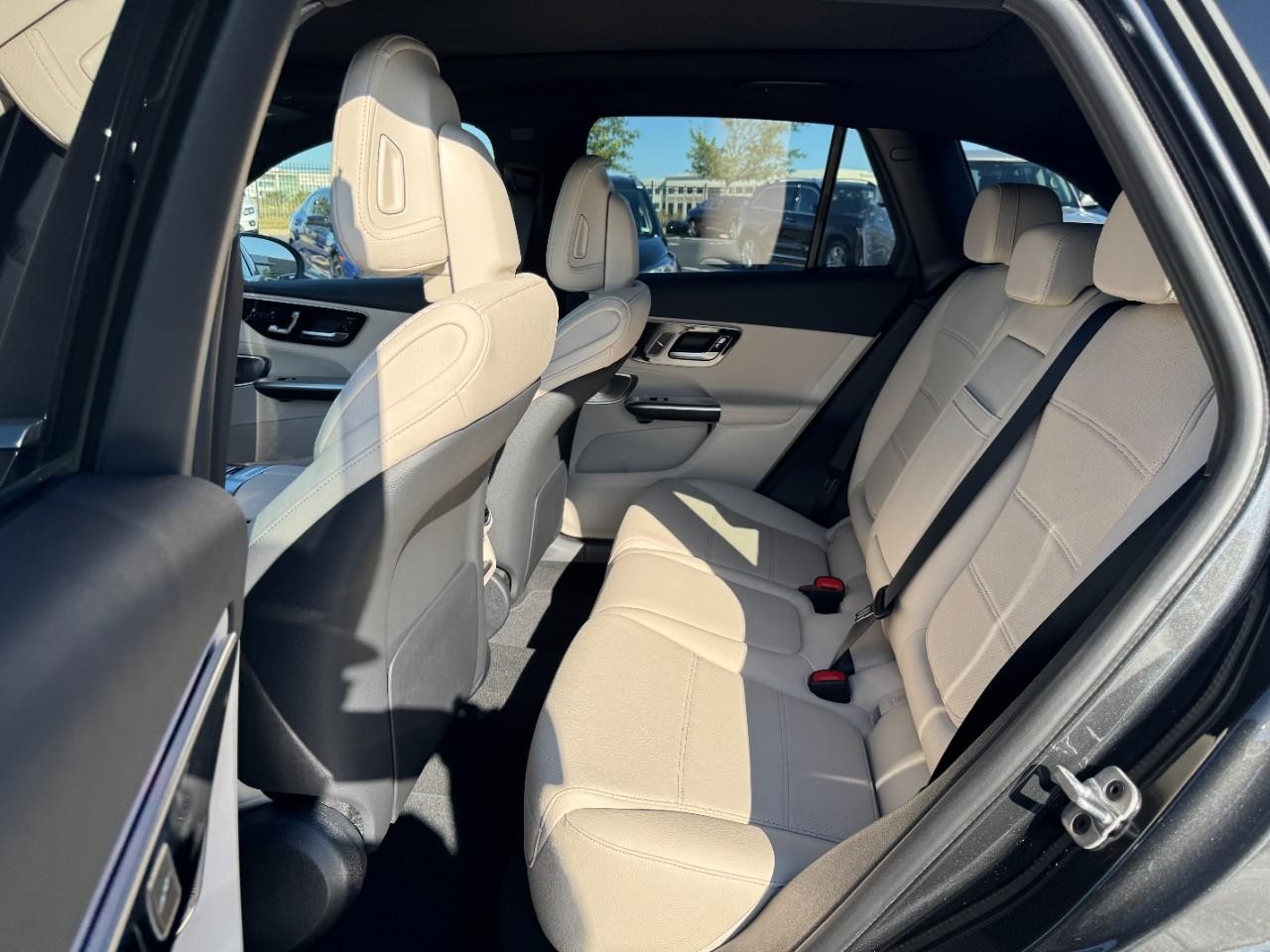 Mercedes-Benz GLC Vehicle Full-screen Gallery Image 10