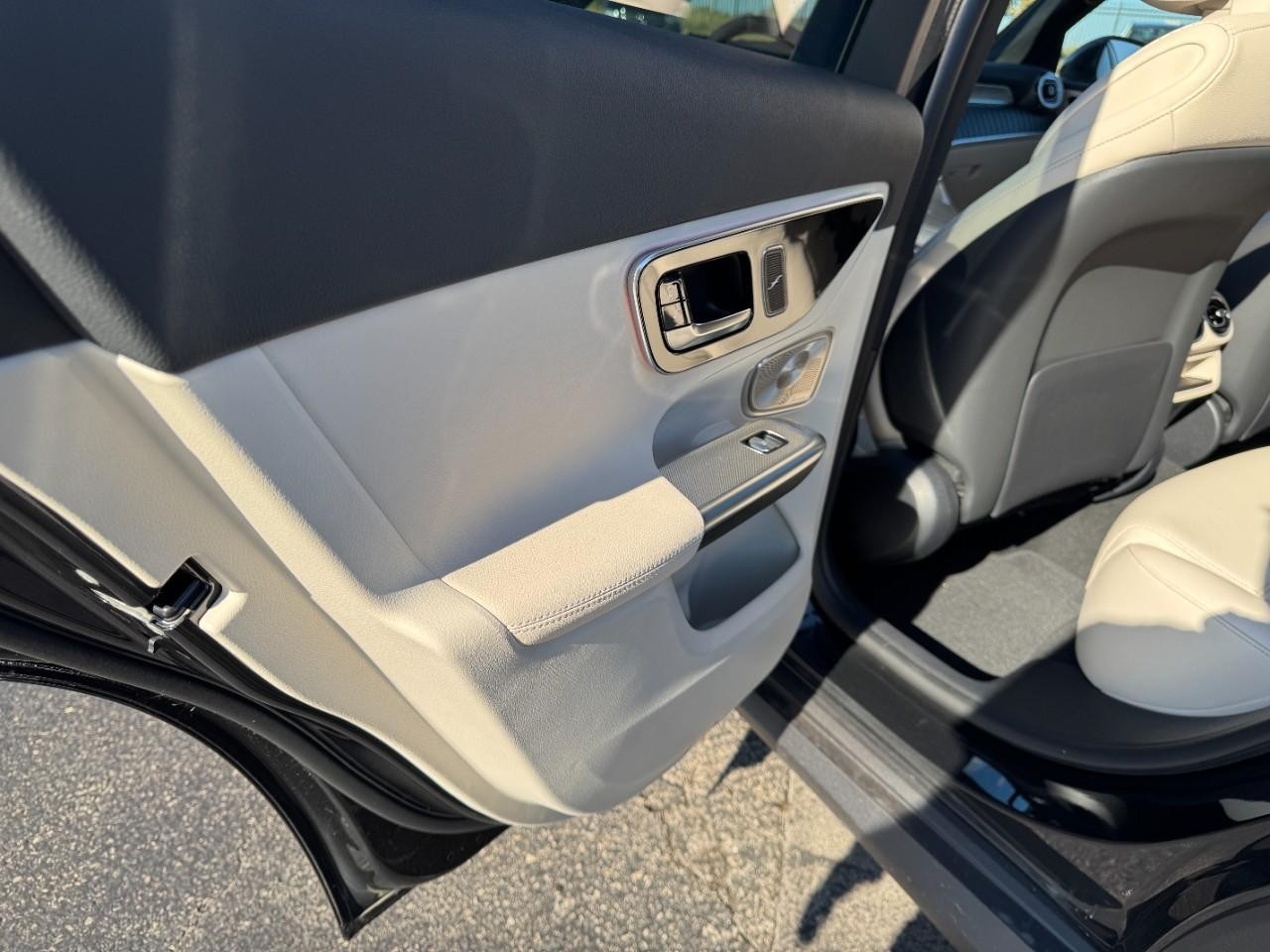 Mercedes-Benz GLC Vehicle Full-screen Gallery Image 11