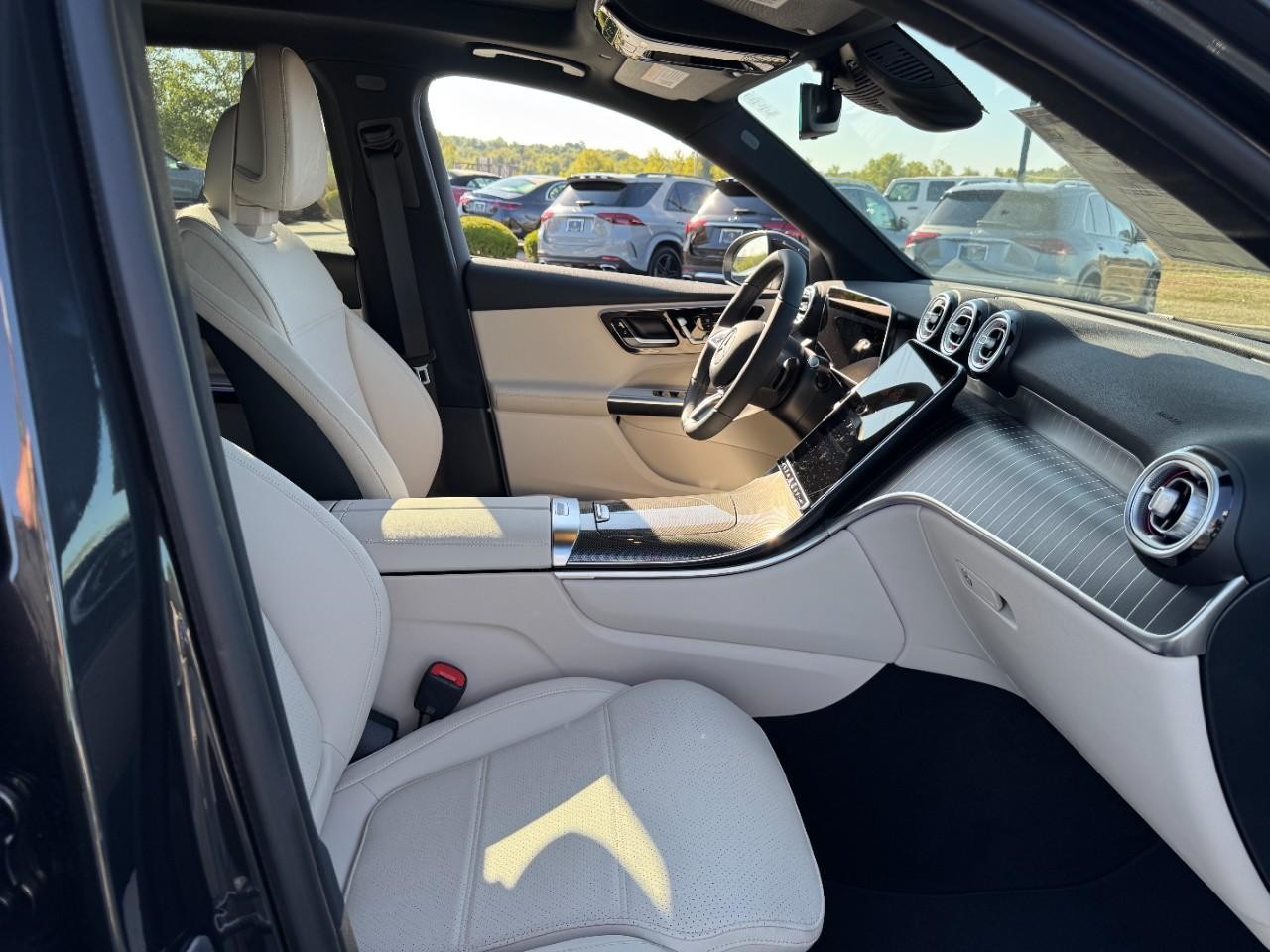 Mercedes-Benz GLC Vehicle Full-screen Gallery Image 12