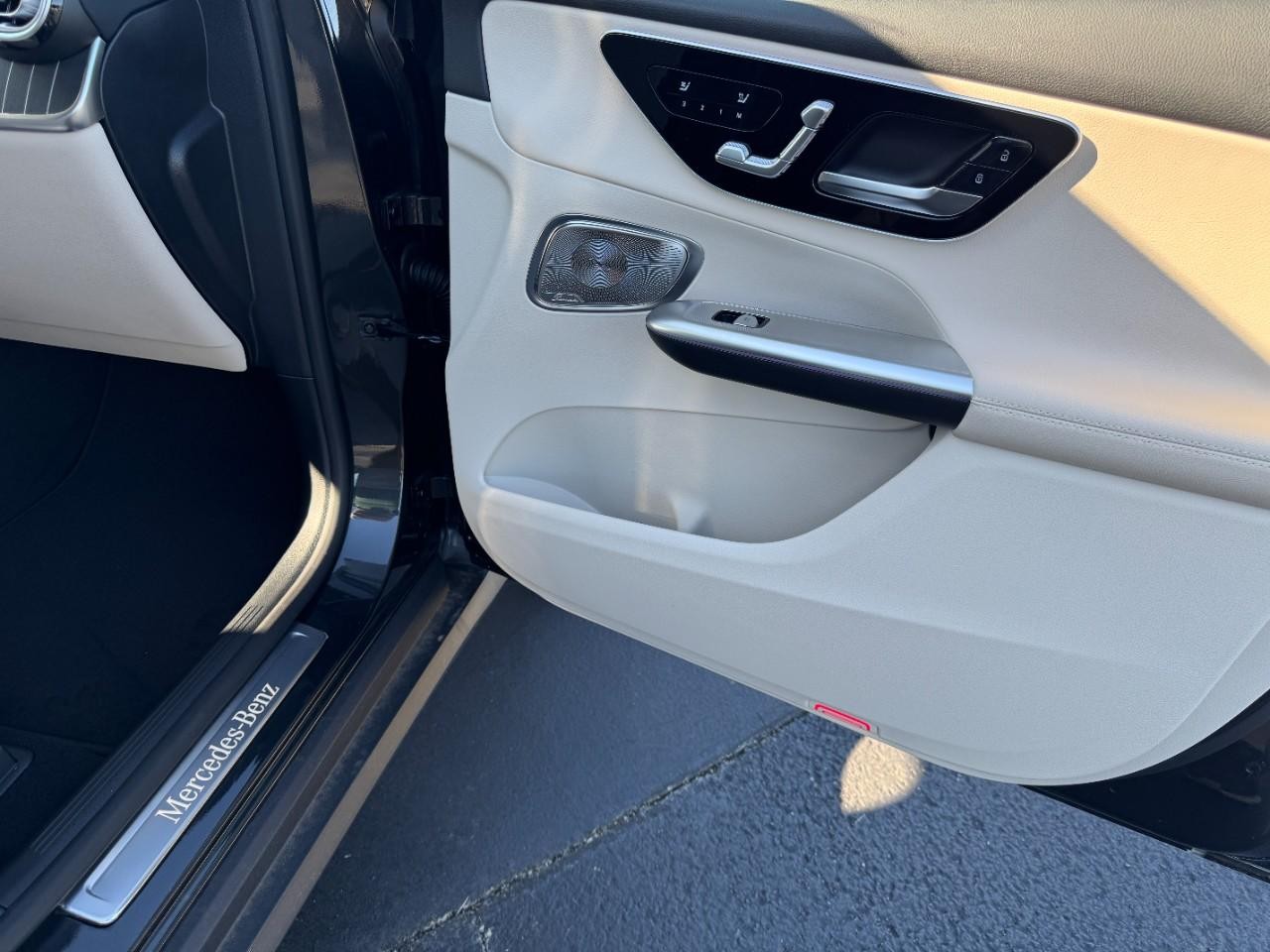 Mercedes-Benz GLC Vehicle Full-screen Gallery Image 13