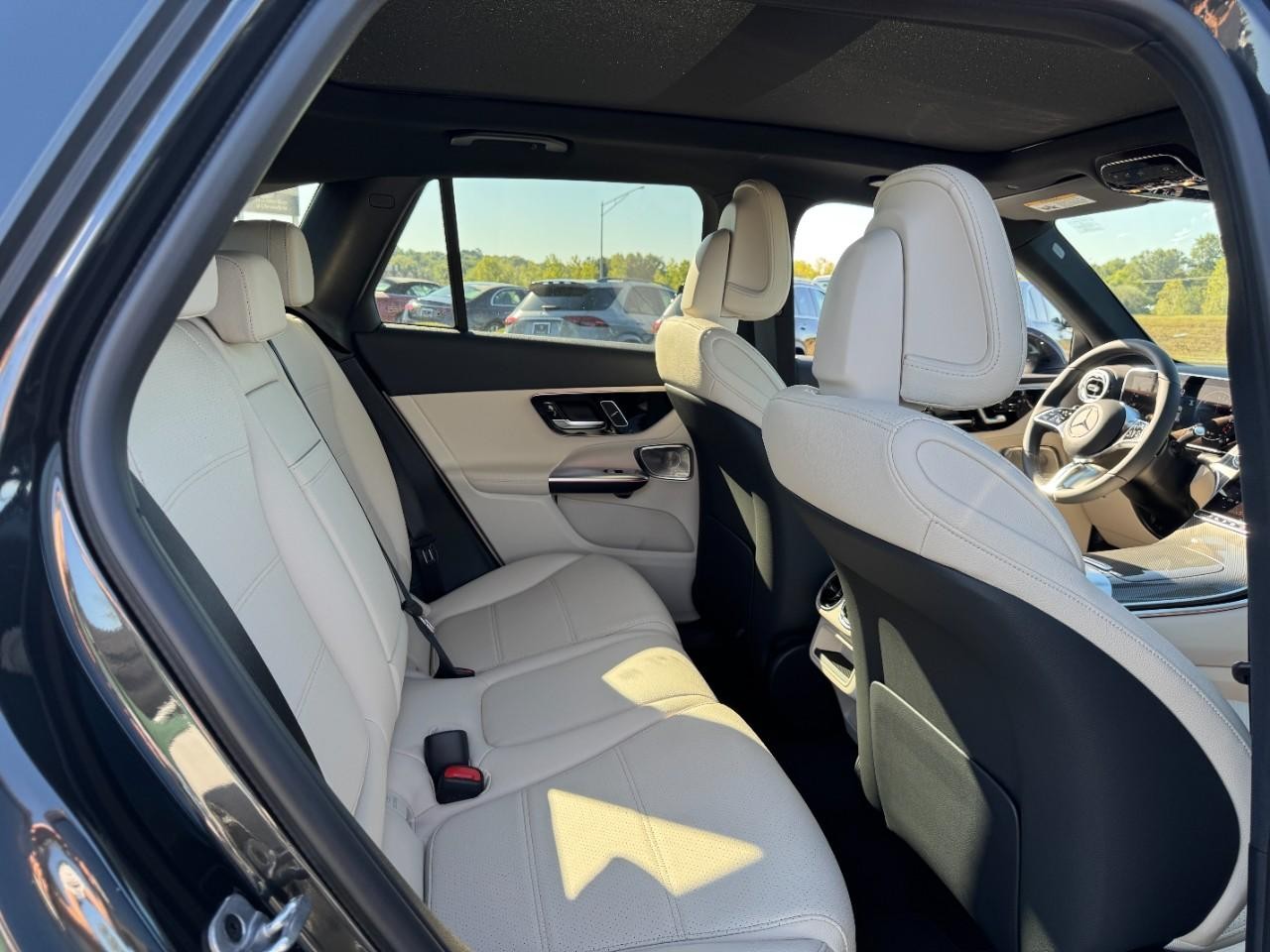 Mercedes-Benz GLC Vehicle Full-screen Gallery Image 14