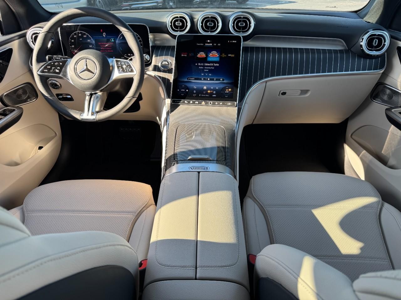 Mercedes-Benz GLC Vehicle Full-screen Gallery Image 15