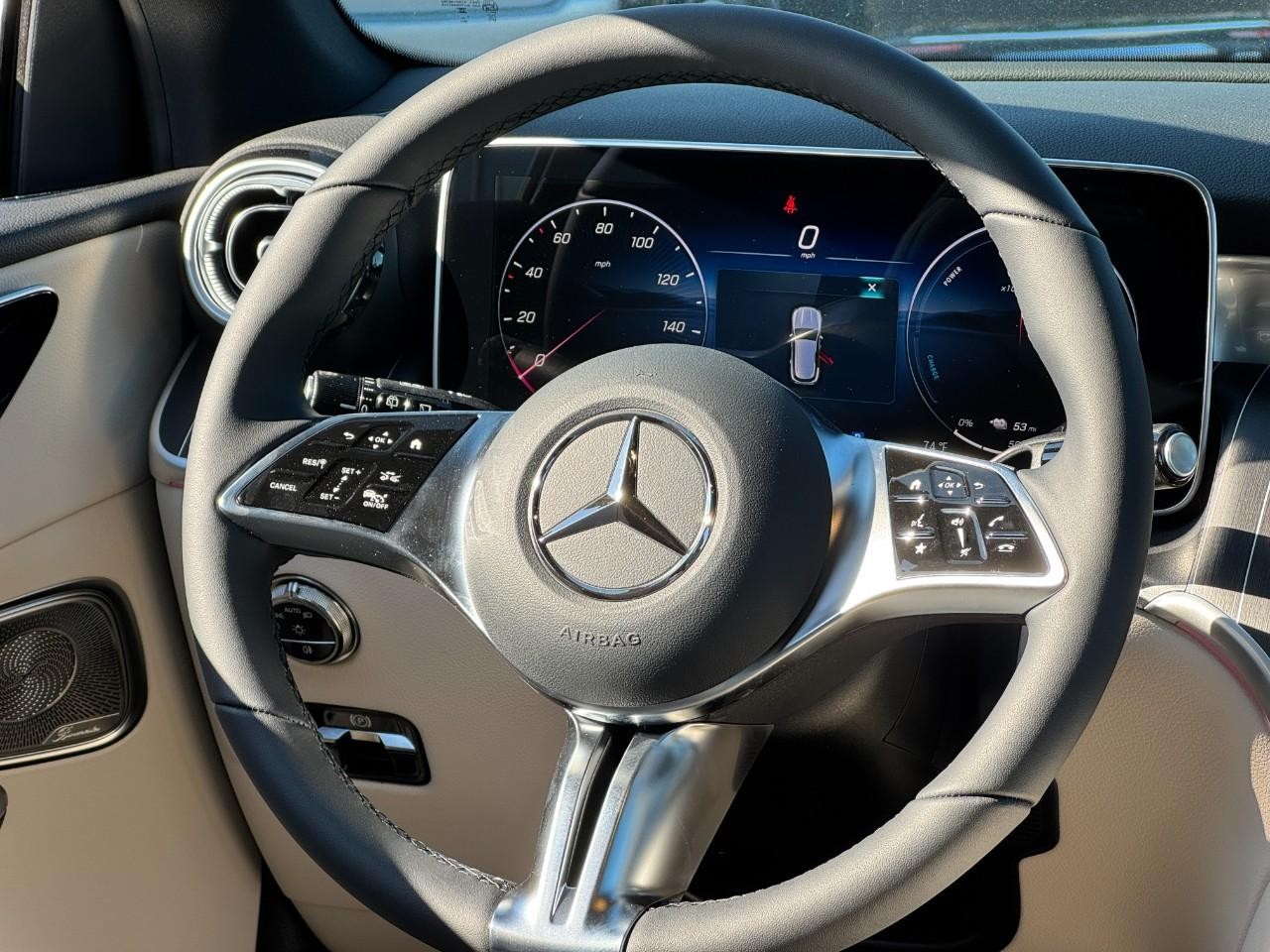 Mercedes-Benz GLC Vehicle Full-screen Gallery Image 16