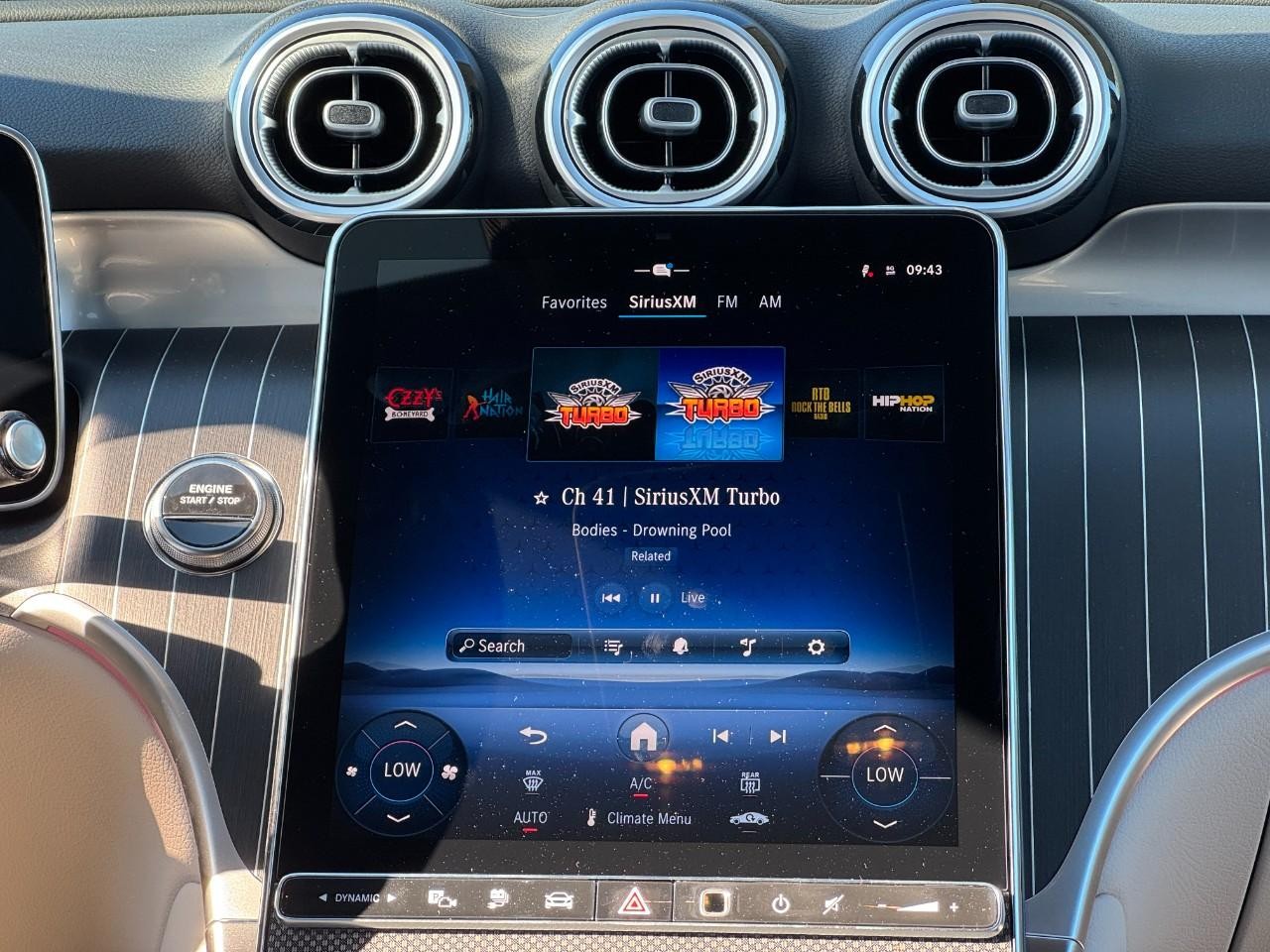 Mercedes-Benz GLC Vehicle Full-screen Gallery Image 17