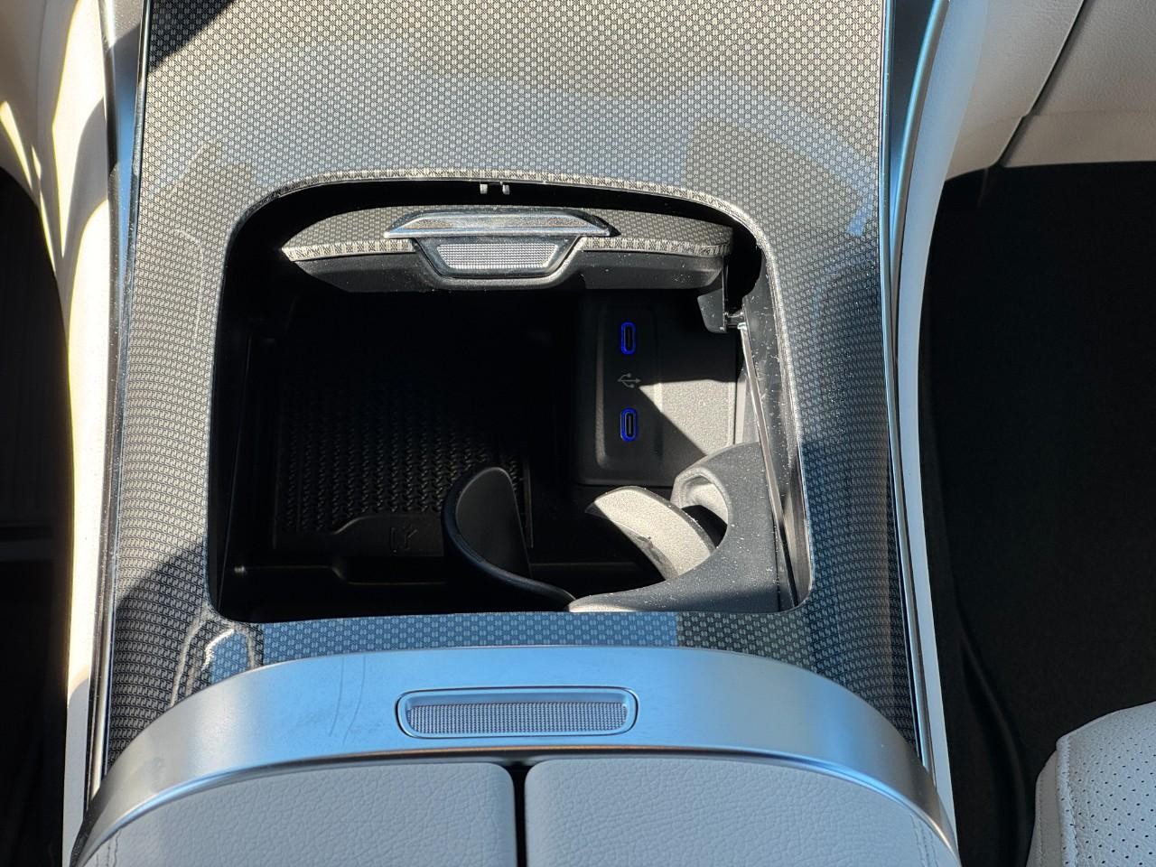 Mercedes-Benz GLC Vehicle Full-screen Gallery Image 18