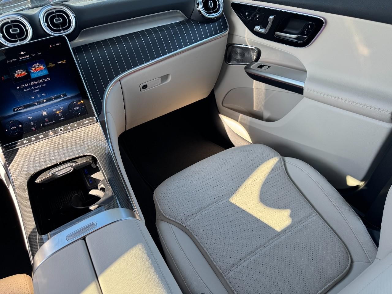 Mercedes-Benz GLC Vehicle Full-screen Gallery Image 19