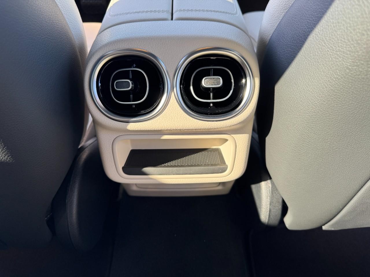 Mercedes-Benz GLC Vehicle Full-screen Gallery Image 20