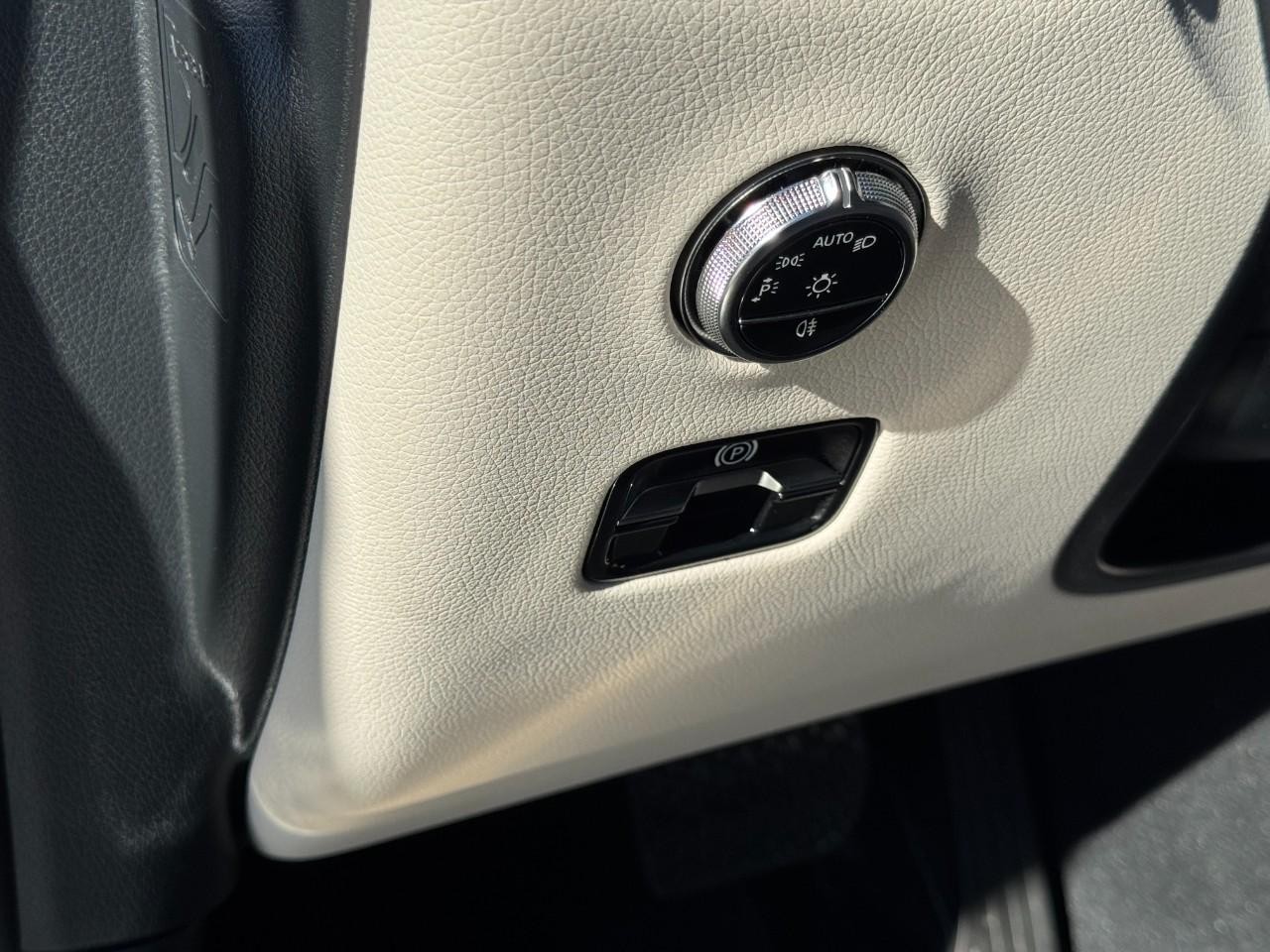 Mercedes-Benz GLC Vehicle Full-screen Gallery Image 21