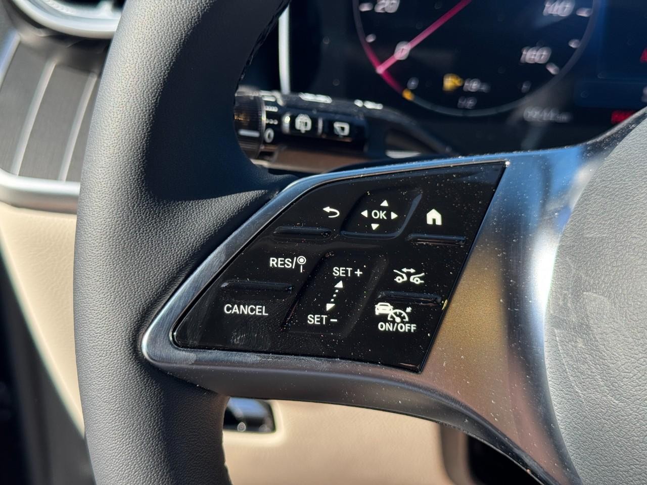 Mercedes-Benz GLC Vehicle Full-screen Gallery Image 22