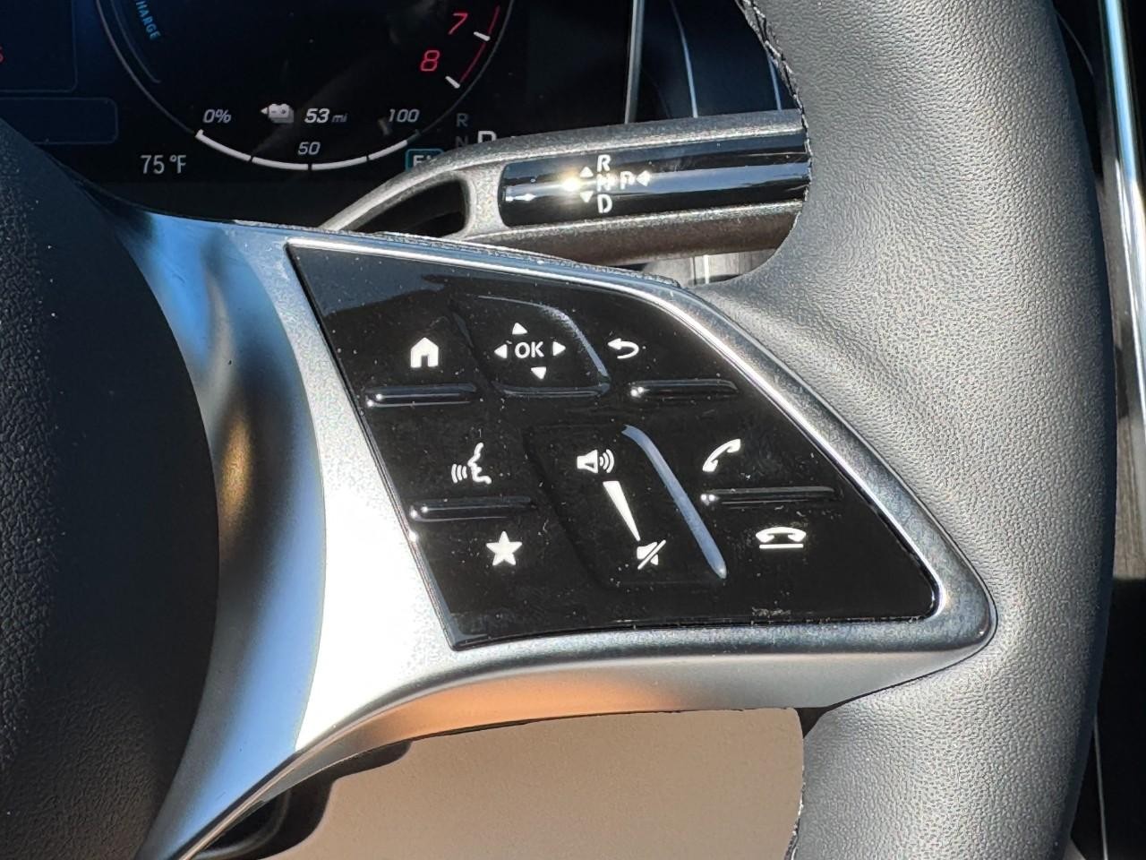 Mercedes-Benz GLC Vehicle Full-screen Gallery Image 23