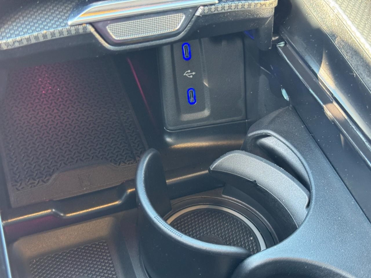 Mercedes-Benz GLC Vehicle Full-screen Gallery Image 26