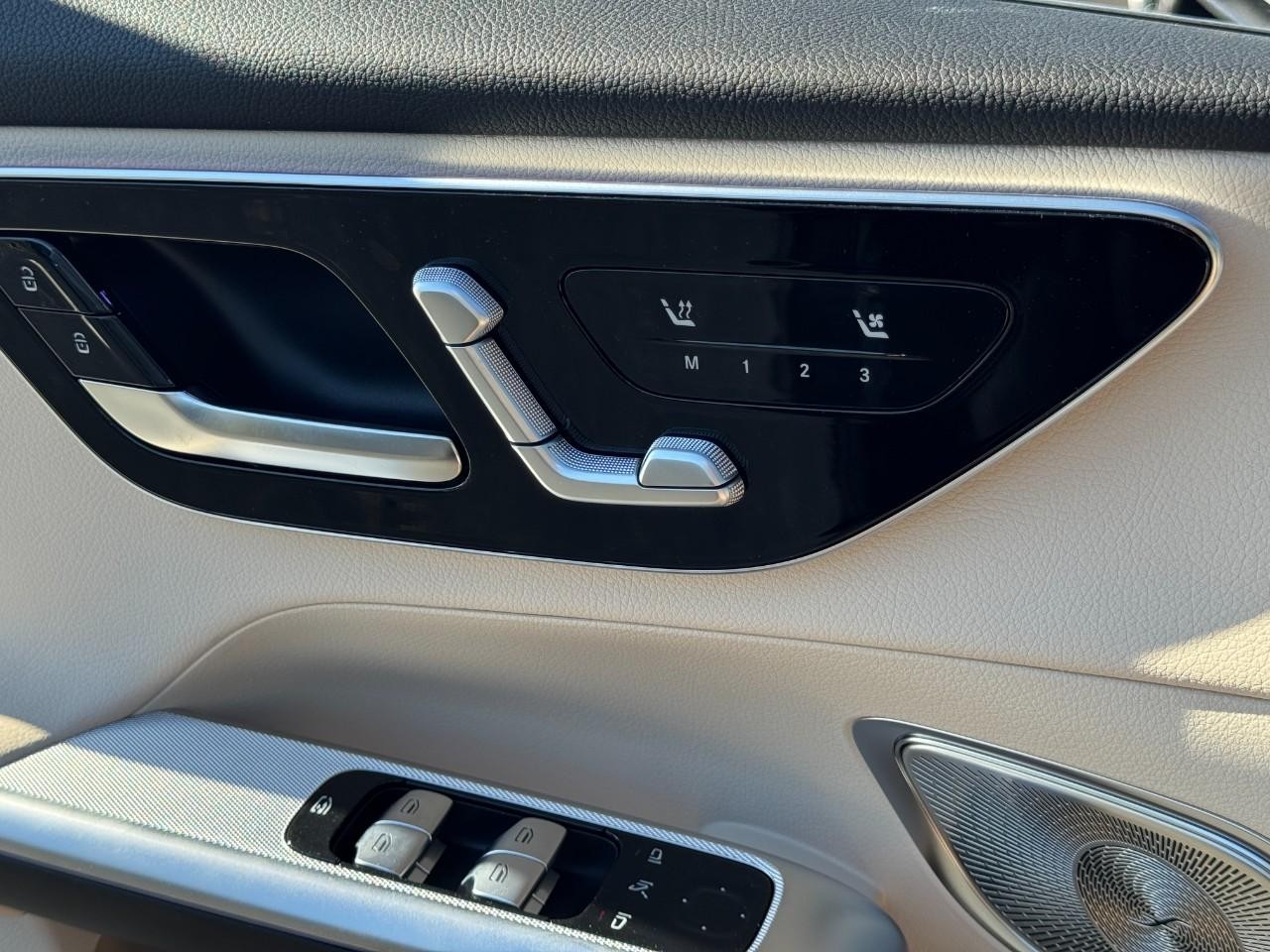 Mercedes-Benz GLC Vehicle Full-screen Gallery Image 29