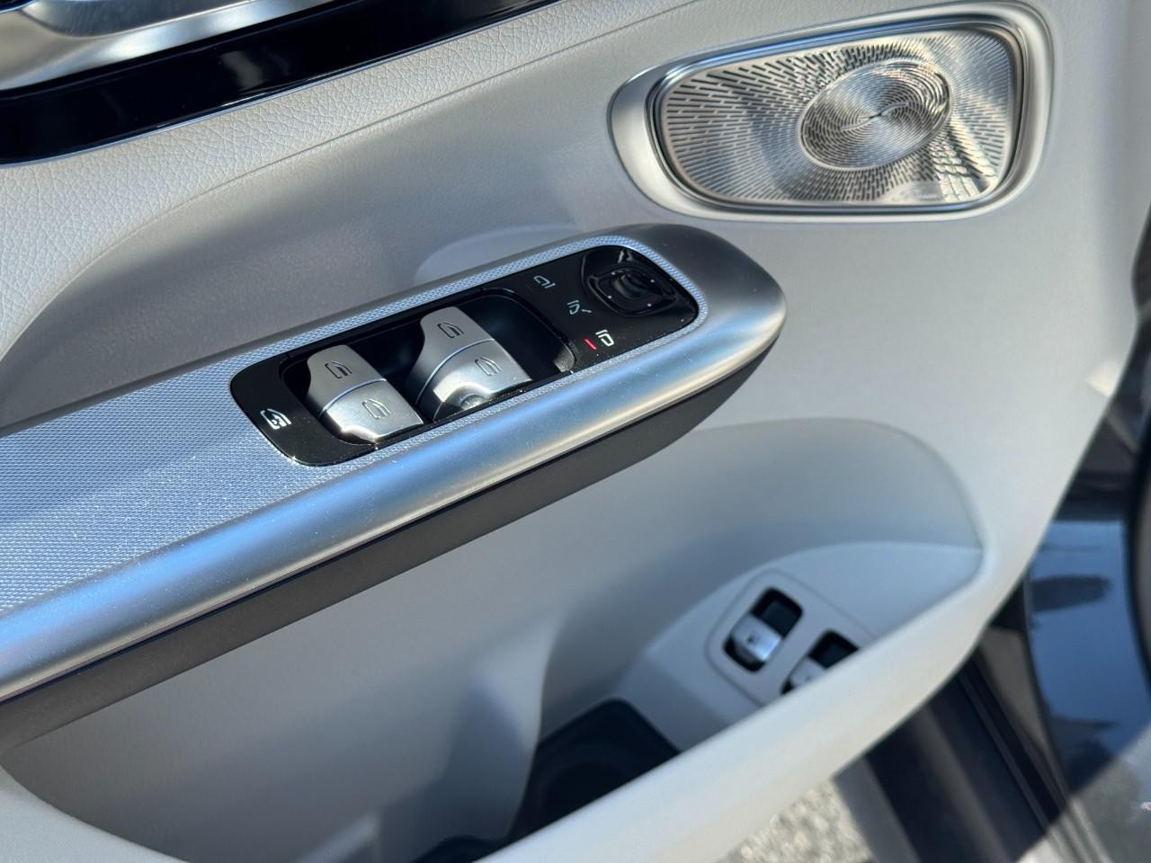 Mercedes-Benz GLC Vehicle Full-screen Gallery Image 30