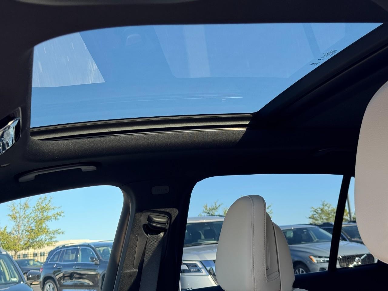 Mercedes-Benz GLC Vehicle Full-screen Gallery Image 31