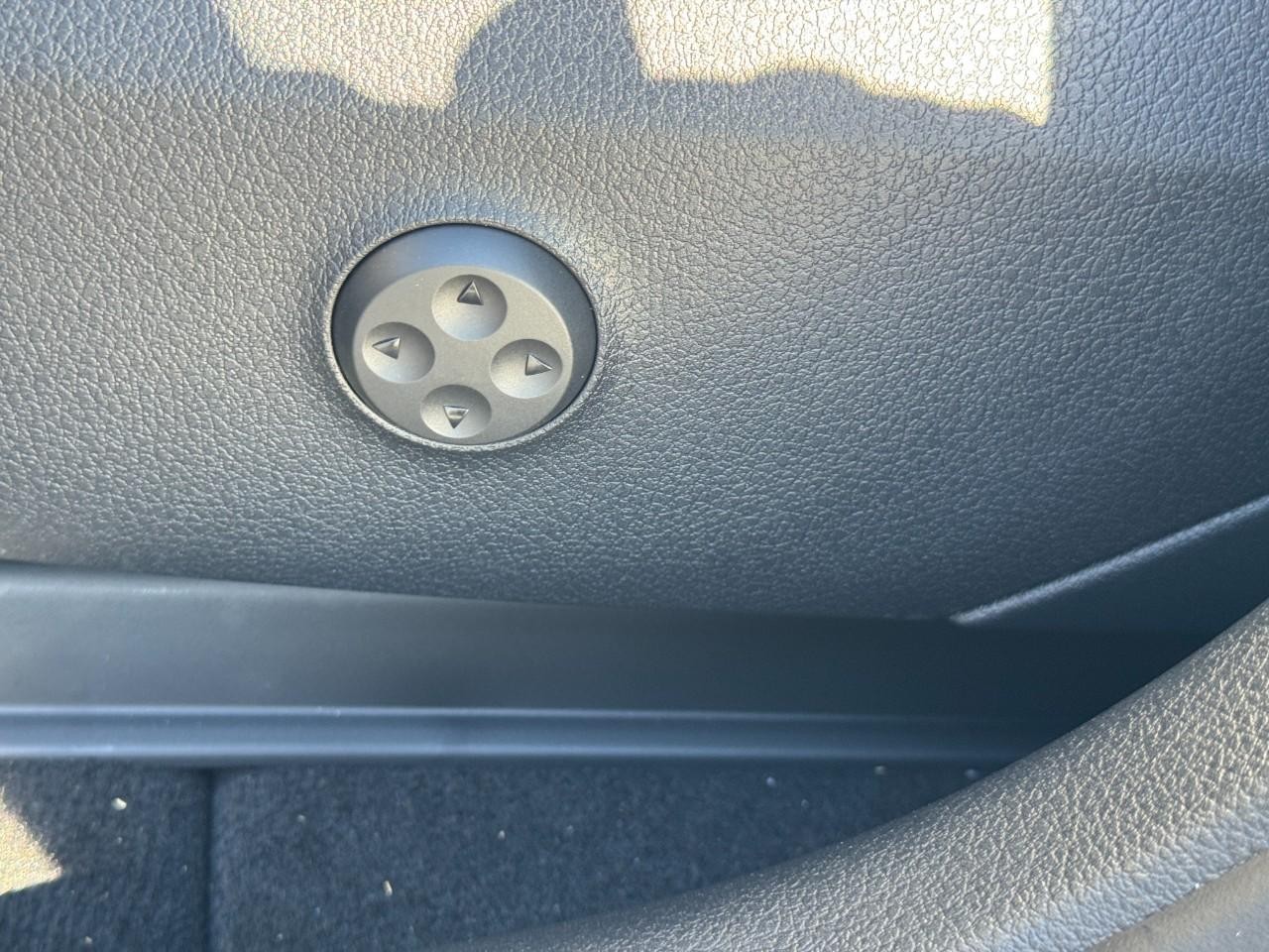 Mercedes-Benz GLC Vehicle Full-screen Gallery Image 32