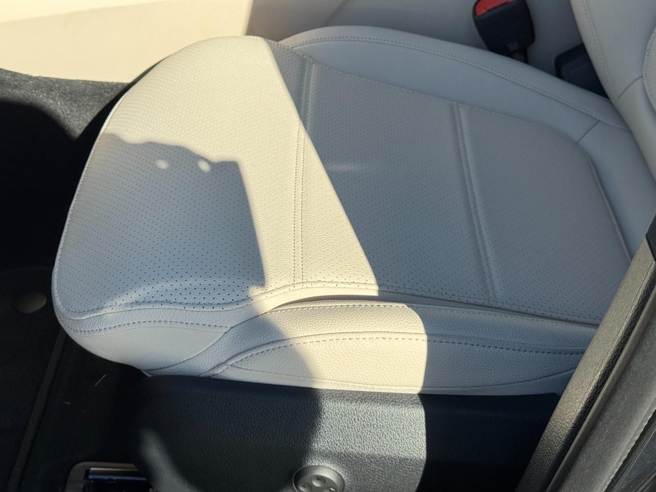 Mercedes-Benz GLC Vehicle Full-screen Gallery Image 33