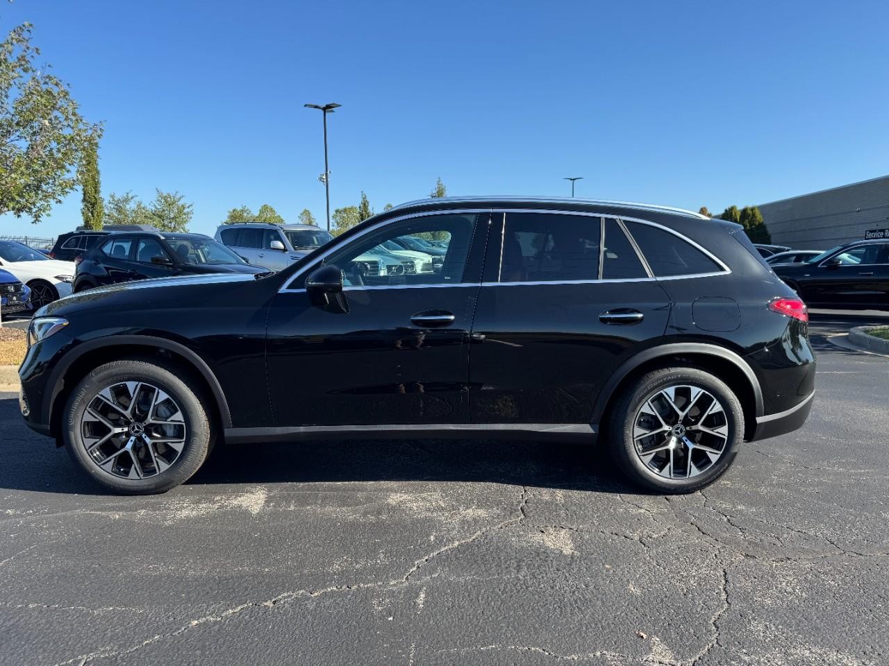 Mercedes-Benz GLC Vehicle Full-screen Gallery Image 2