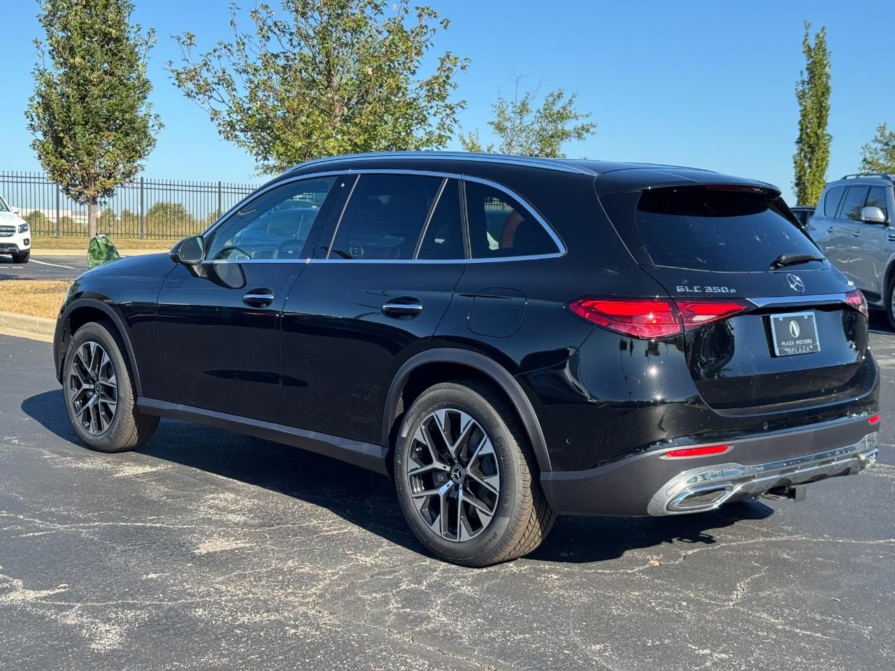 Mercedes-Benz GLC Vehicle Full-screen Gallery Image 3