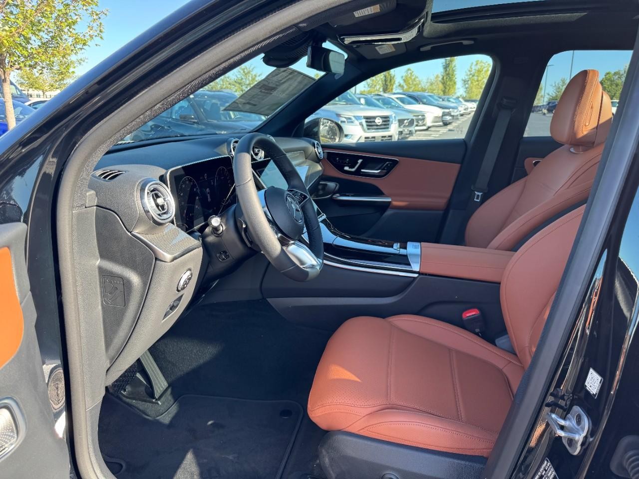 Mercedes-Benz GLC Vehicle Full-screen Gallery Image 9