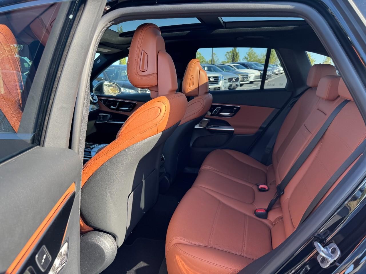 Mercedes-Benz GLC Vehicle Full-screen Gallery Image 10