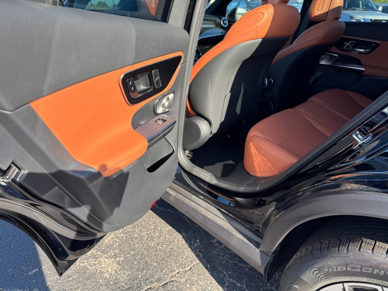 Mercedes-Benz GLC Vehicle Full-screen Gallery Image 11