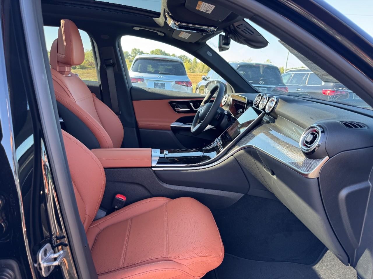 Mercedes-Benz GLC Vehicle Full-screen Gallery Image 12