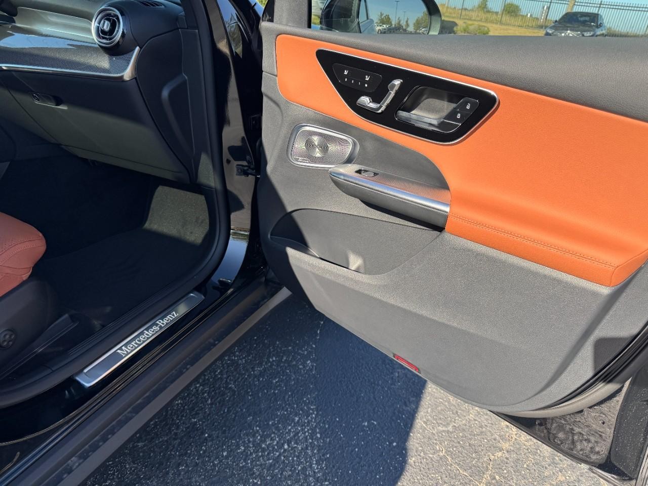 Mercedes-Benz GLC Vehicle Full-screen Gallery Image 13