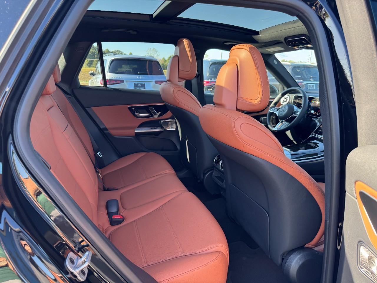 Mercedes-Benz GLC Vehicle Full-screen Gallery Image 14