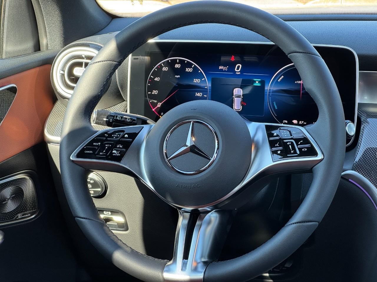 Mercedes-Benz GLC Vehicle Full-screen Gallery Image 16