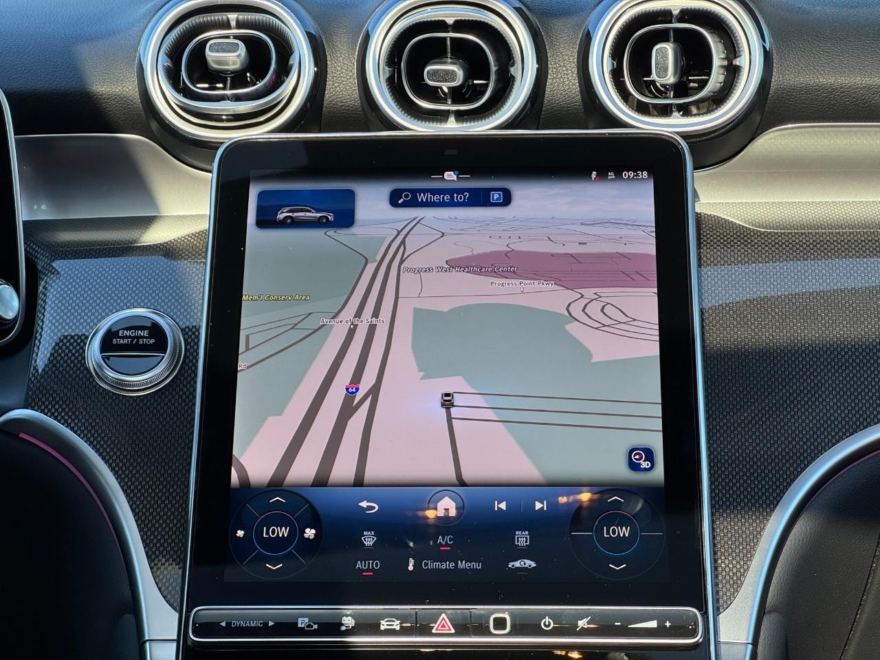 Mercedes-Benz GLC Vehicle Full-screen Gallery Image 17