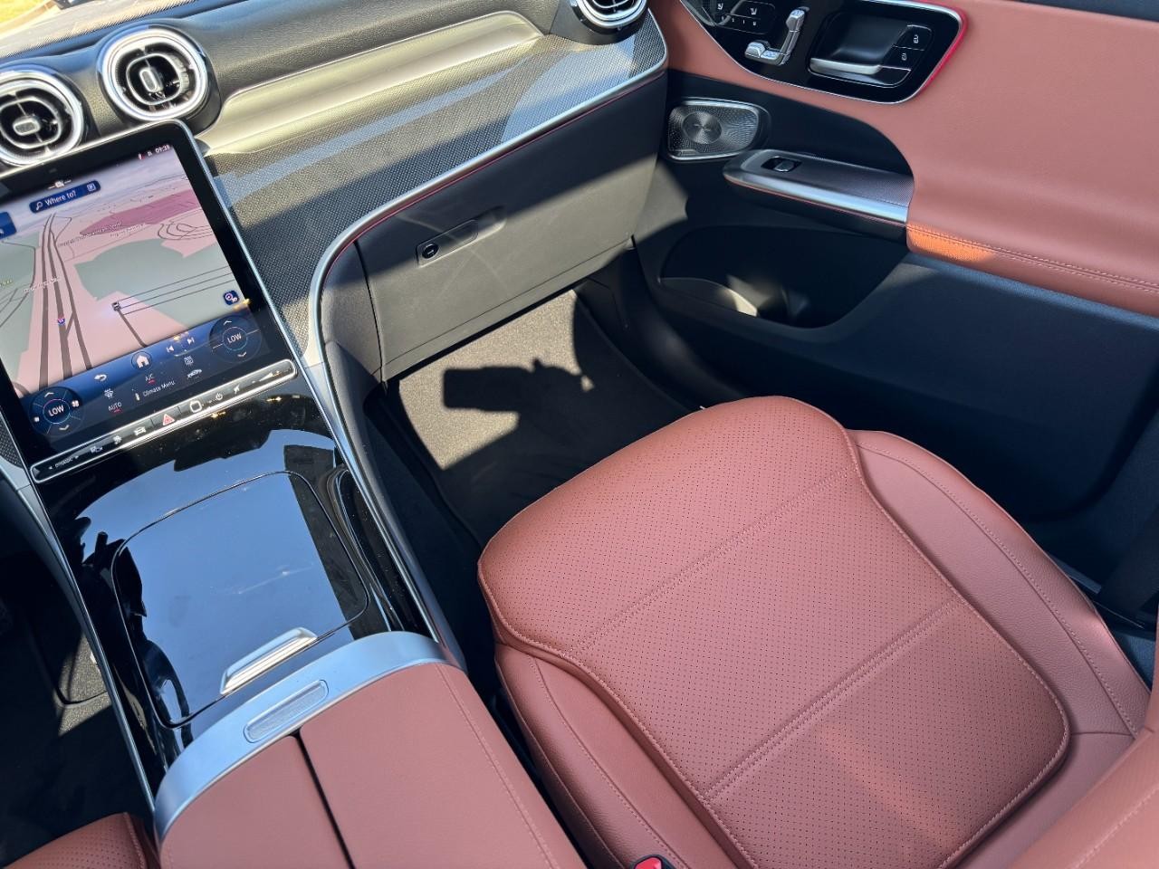 Mercedes-Benz GLC Vehicle Full-screen Gallery Image 19