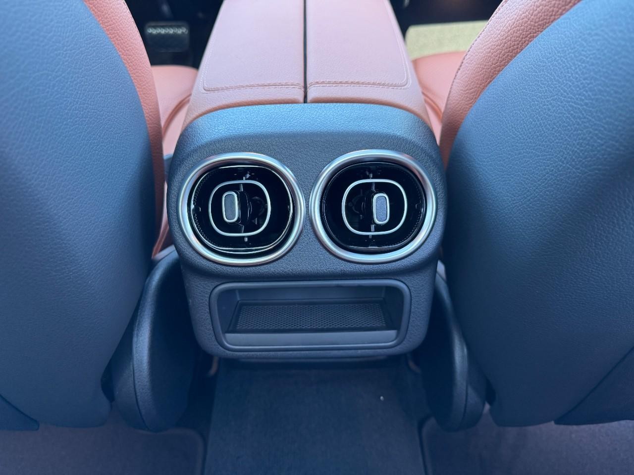 Mercedes-Benz GLC Vehicle Full-screen Gallery Image 20