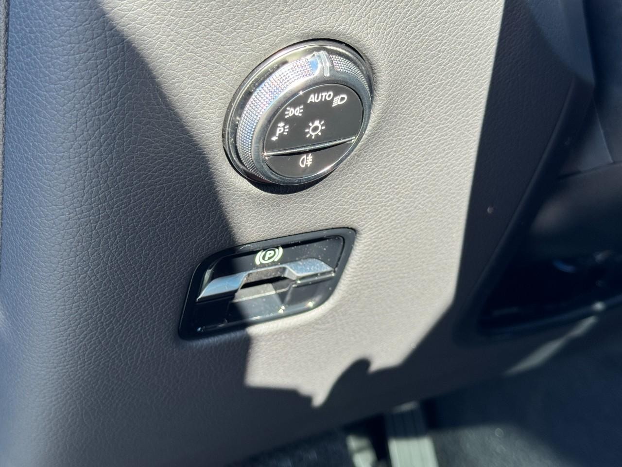 Mercedes-Benz GLC Vehicle Full-screen Gallery Image 21