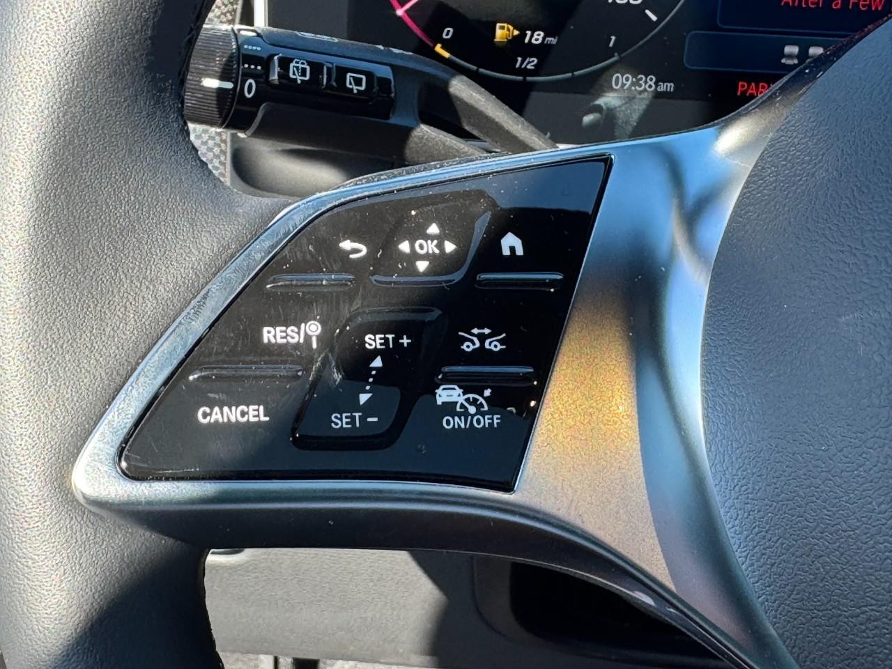 Mercedes-Benz GLC Vehicle Full-screen Gallery Image 22