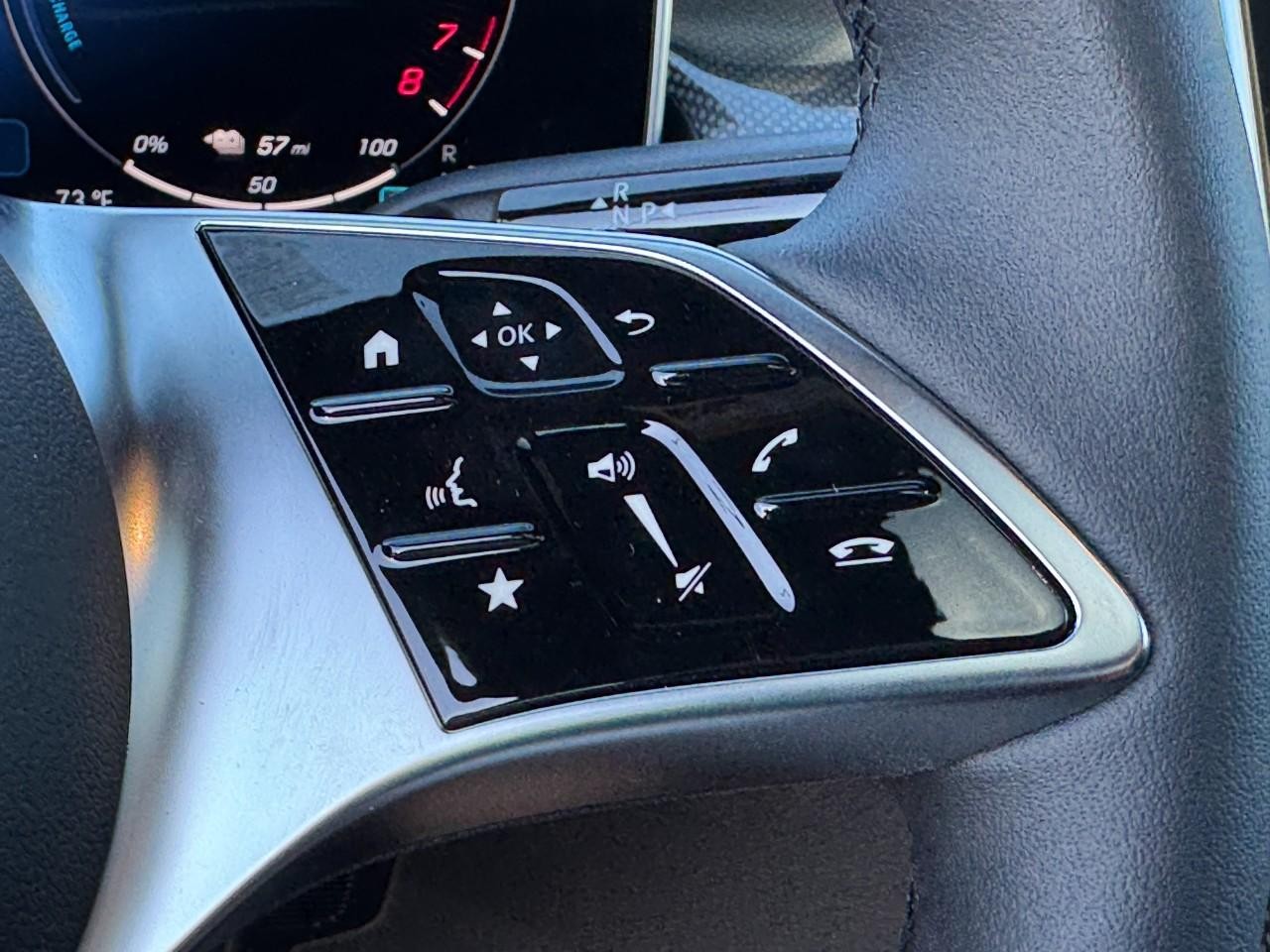 Mercedes-Benz GLC Vehicle Full-screen Gallery Image 23